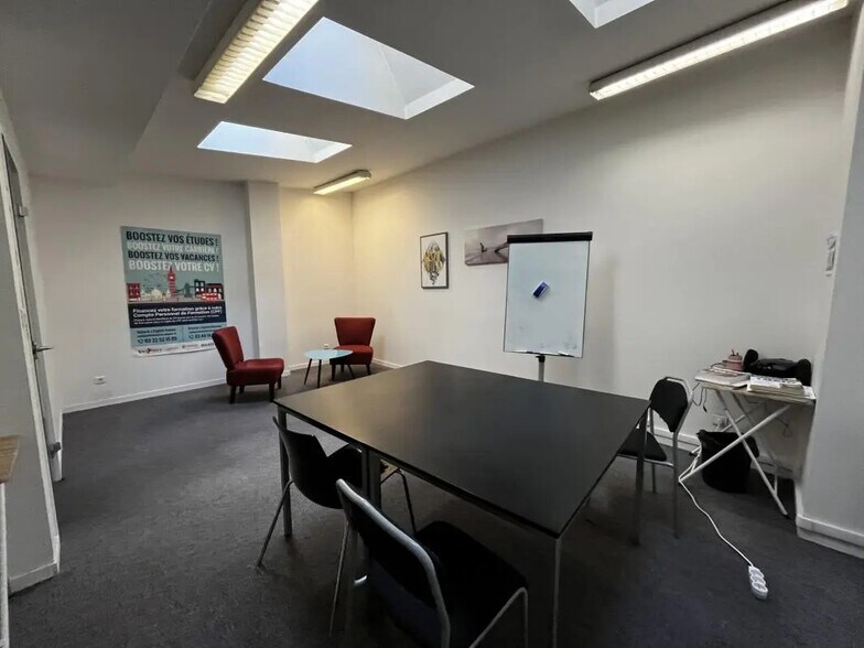 Office in Amiens for lease - Interior Photo - Image 2 of 3