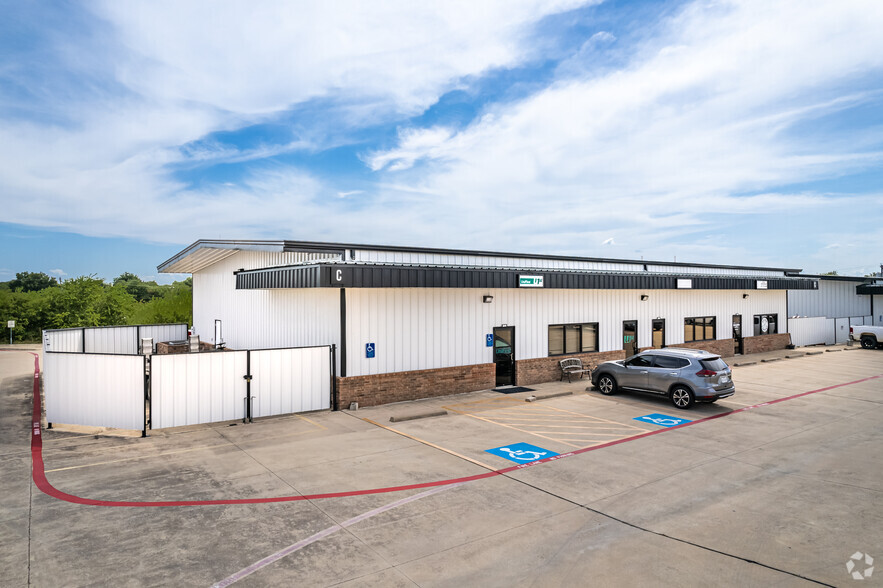 3649-3661 N Beach St, Fort Worth, TX for lease - Building Photo - Image 1 of 44