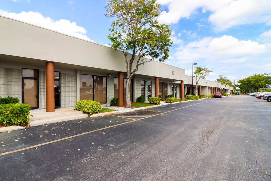 2700 W Cypress Creek Rd, Fort Lauderdale, FL for lease - Building Photo - Image 3 of 10