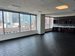 550 W Washington Blvd, Chicago, IL for lease Building Photo- Image 1 of 2
