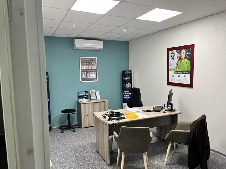 Retail in Langon for lease - Building Photo - Image 2 of 5