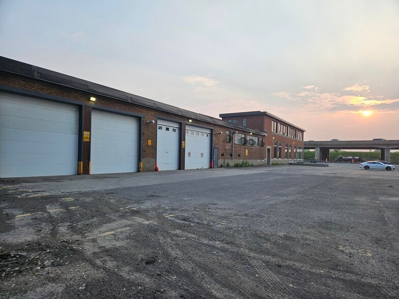 4360 Ch de la Côte-de-Liesse, Mt Royal, QC for sale - Building Photo - Image 3 of 33