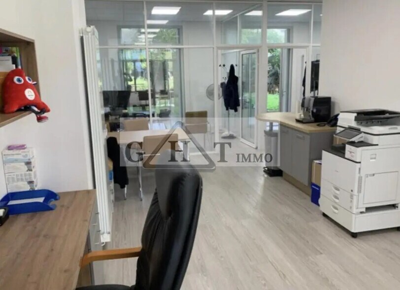 Office in Vincennes for lease - Building Photo - Image 3 of 8