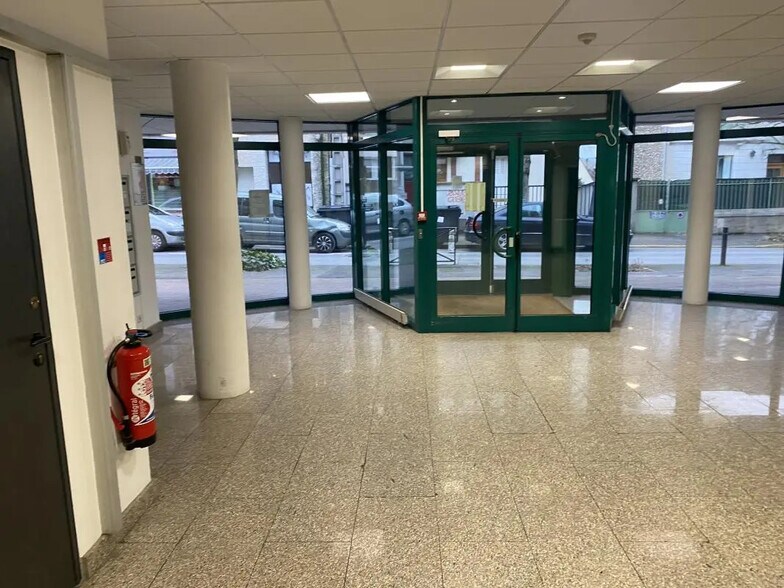 Office in Melun for lease - Building Photo - Image 2 of 7