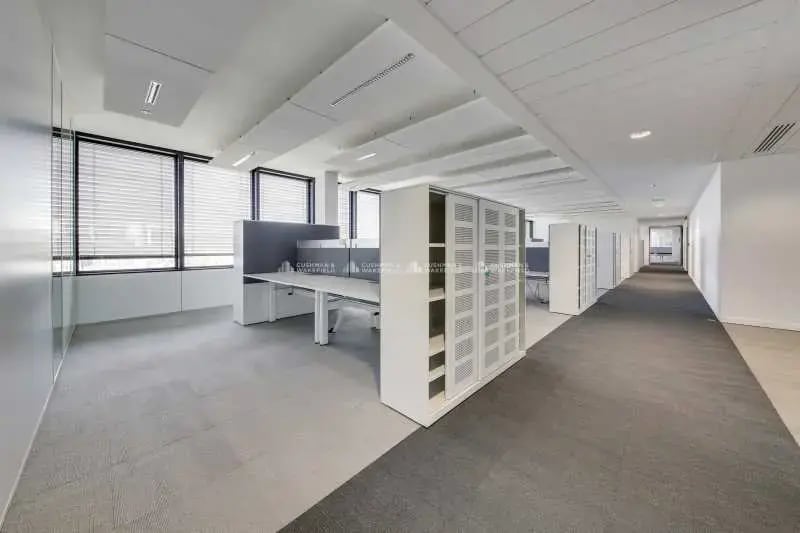 18-20 Rue Des Deux Gares, Rueil-Malmaison for lease Interior Photo- Image 1 of 12