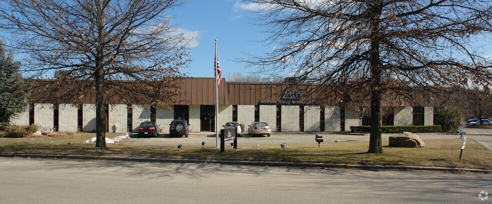 110 Ricefield Ln, Hauppauge, NY for sale - Primary Photo - Image 1 of 1