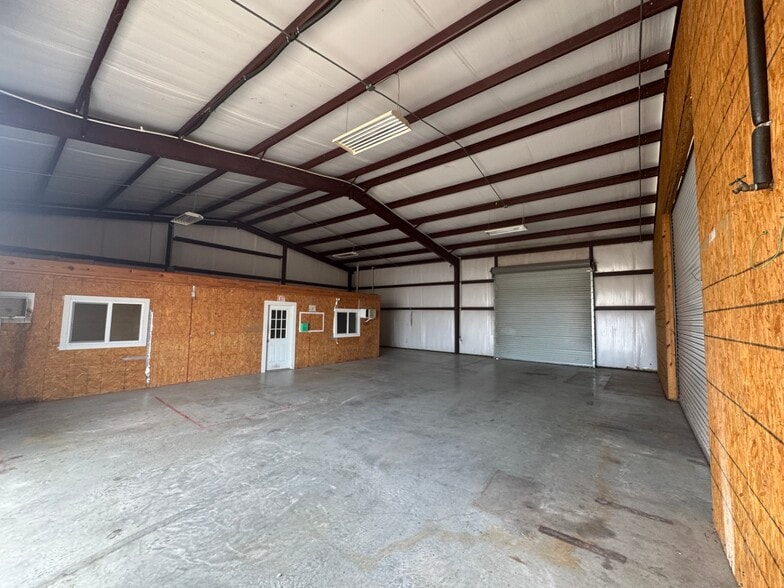 7036-7038 Coyote Run, Bryan, TX for lease - Building Photo - Image 3 of 4