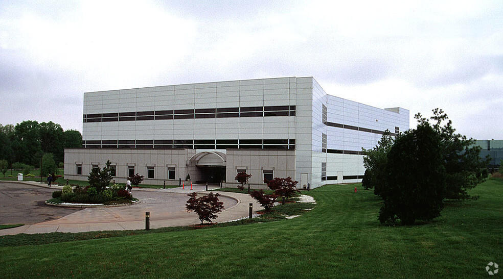 Center 7 Teleport Drive, Staten Island, NY for sale - Primary Photo - Image 1 of 1