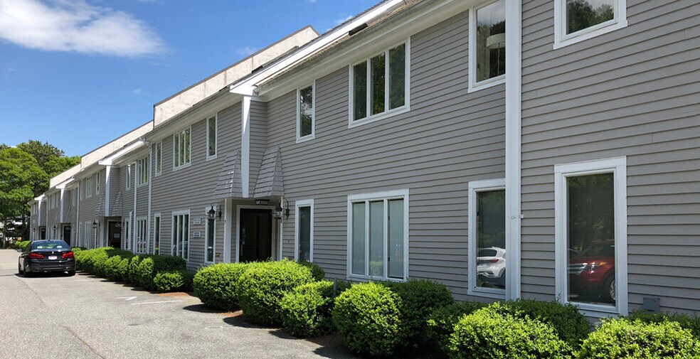 152 Breeds Hill Rd, Hyannis, MA 02601