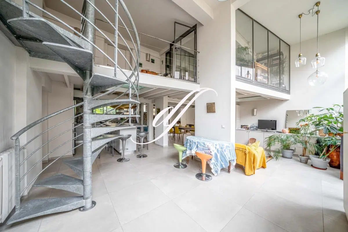 Flex in Paris for sale Building Photo- Image 1 of 7