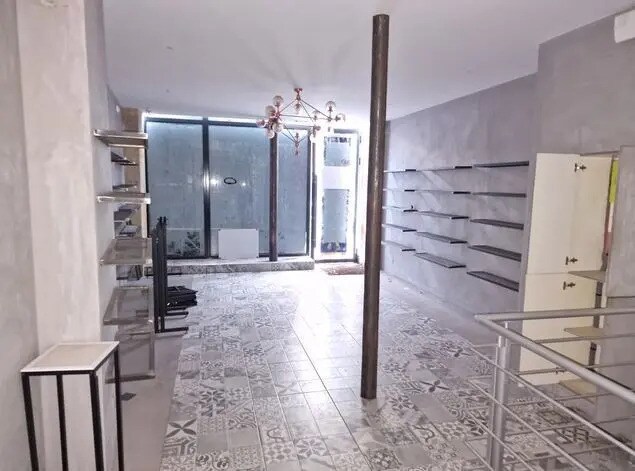 Retail in Paris for lease - Interior Photo - Image 2 of 7