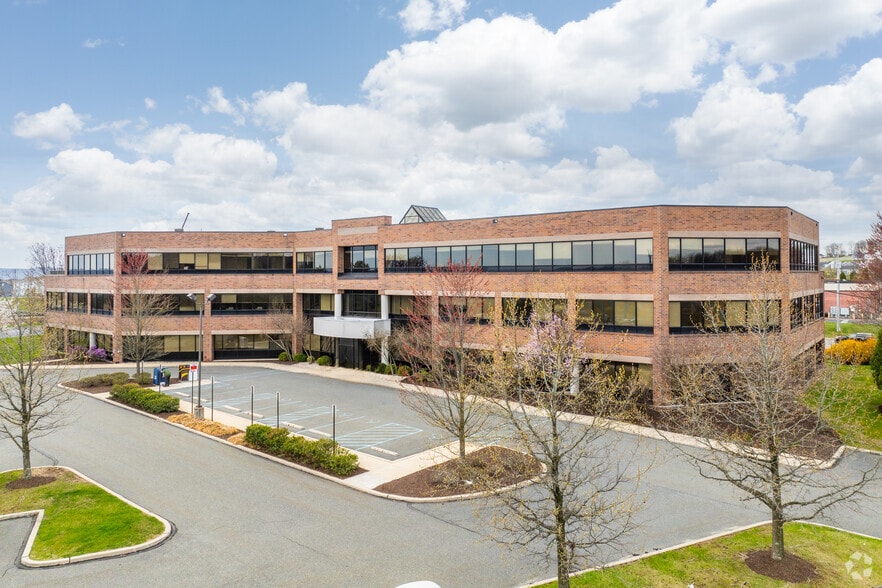 1275 Glenlivet Dr, Allentown, PA for lease - Building Photo - Image 1 of 15