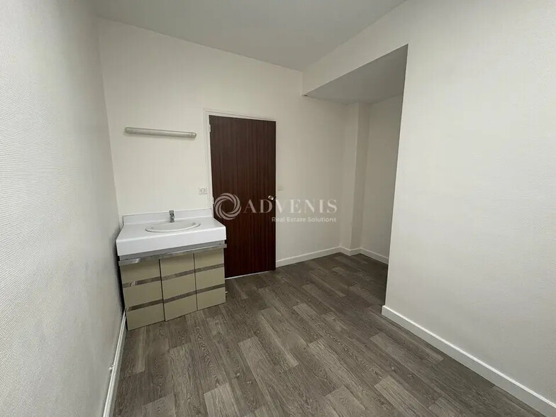 Office in Le Mans for lease - Building Photo - Image 2 of 3