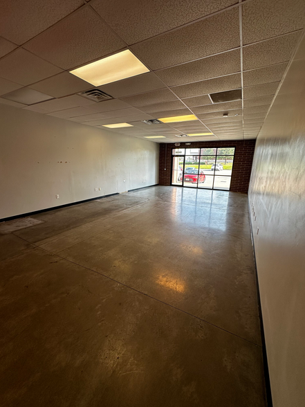 1302 Platte Falls Rd, Platte City, MO for lease - Interior Photo - Image 2 of 24