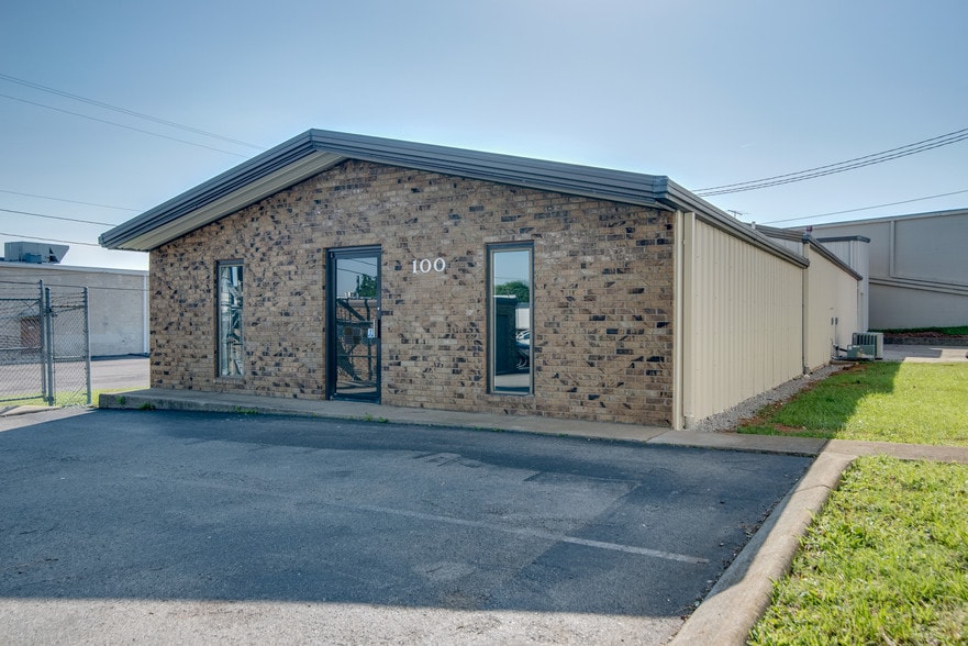 100 Mooreland Dr, Springfield, TN for lease - Primary Photo - Image 1 of 17