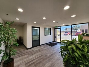 3040 N Hemlock Cir, Broken Arrow, OK for lease Interior Photo- Image 1 of 7