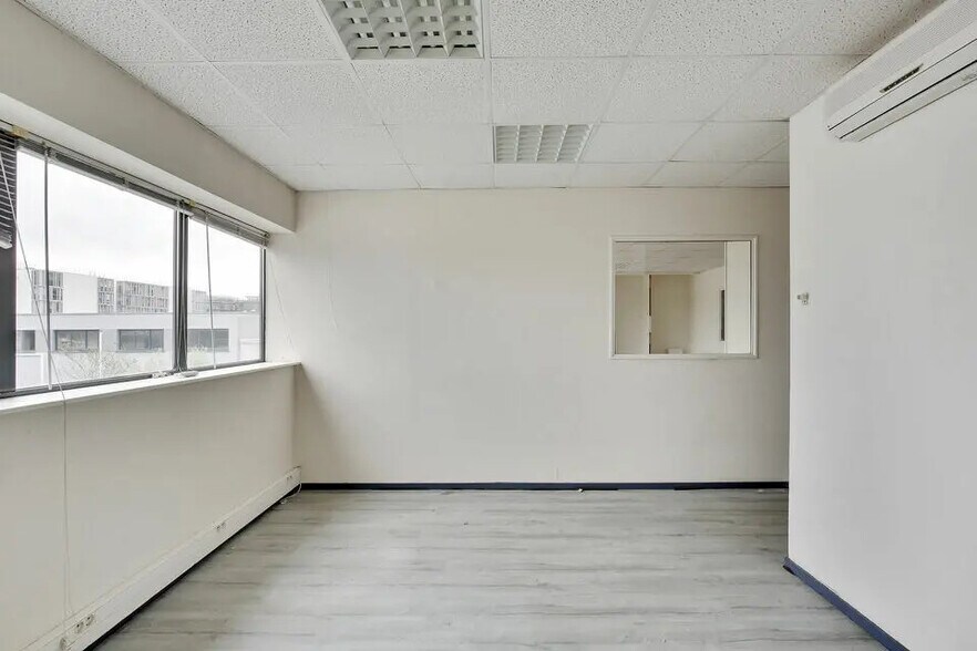 Office in Cenon for lease - Interior Photo - Image 2 of 16