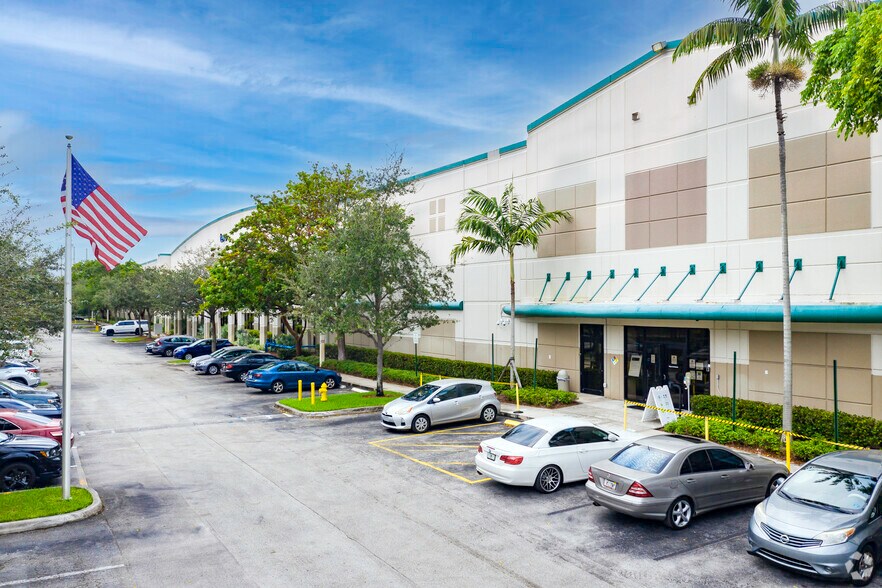 13900 NW 2nd St, Sunrise, FL for lease - Primary Photo - Image 1 of 6