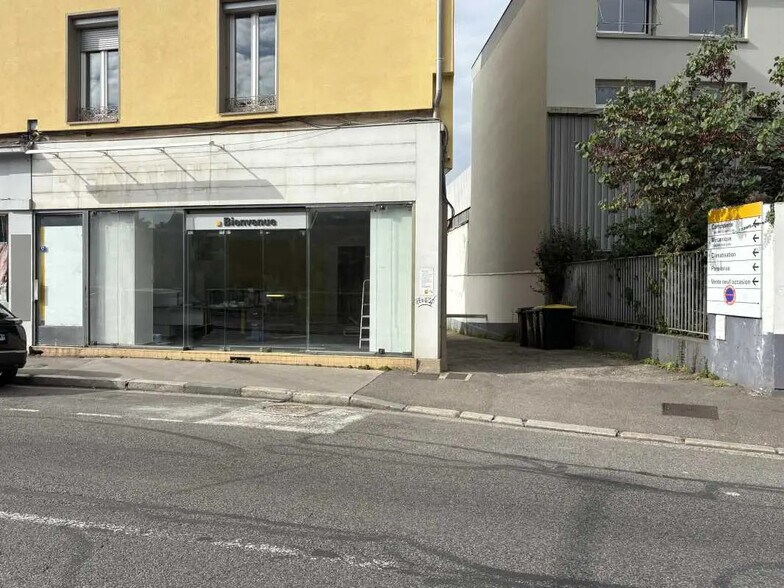 Flex in Oullins for lease - Building Photo - Image 3 of 11