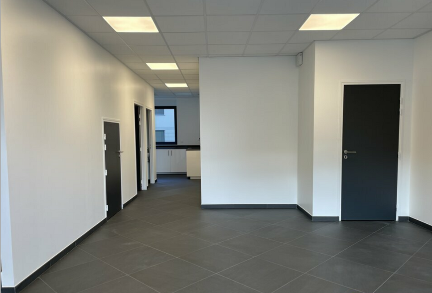 Industrial in Saint-Pierre-du-Perray for sale - Lobby - Image 1 of 1