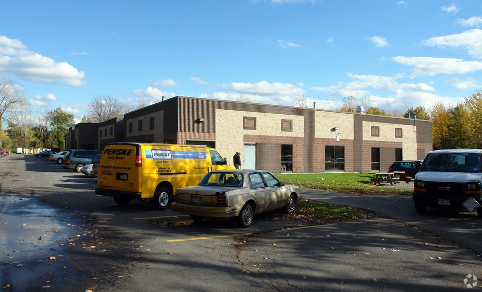 300 Gateway Park Dr, Syracuse, NY for sale - Primary Photo - Image 1 of 1