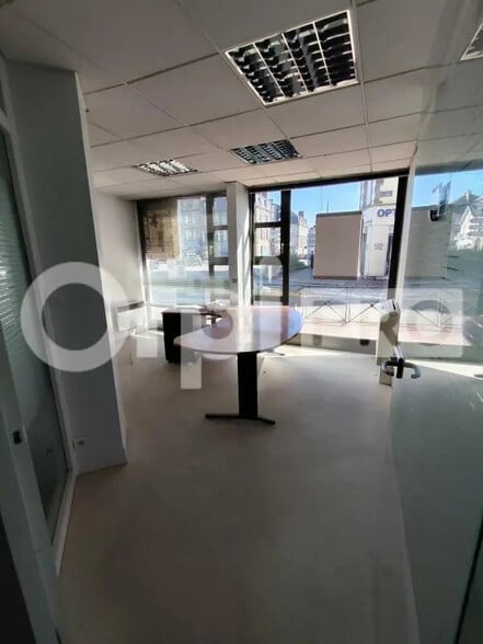 Retail in Limoges for lease - Interior Photo - Image 3 of 7