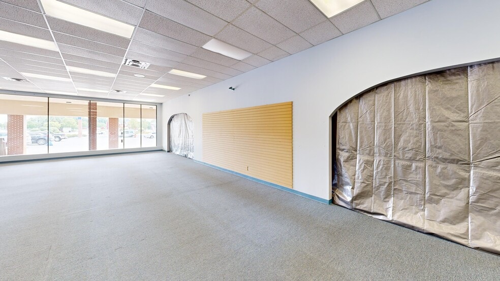 3905-3931 E State Blvd, Fort Wayne, IN for lease - Building Photo - Image 3 of 3