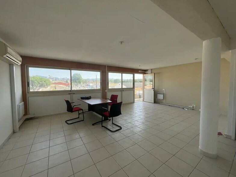 Office in Saint-Rémy-de-Provence for lease - Interior Photo - Image 2 of 4