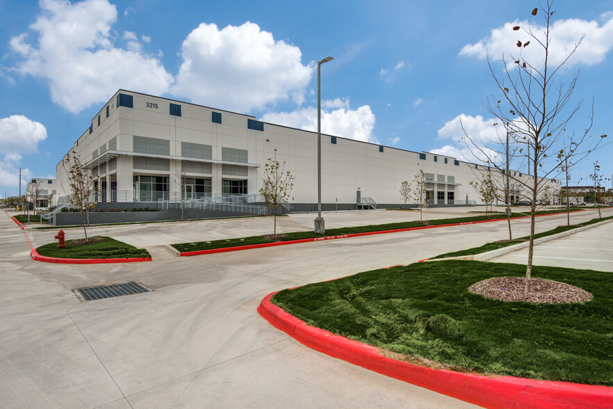 3215 N Panam Expy, San Antonio, TX for lease - Primary Photo - Image 1 of 11