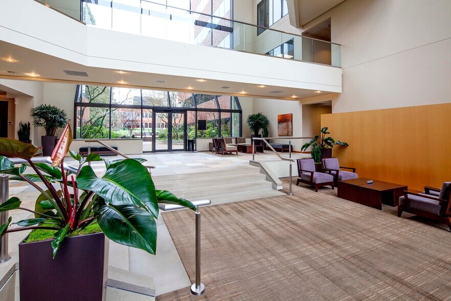 10300 SW Greenburg Rd, Portland, OR for lease - Lobby - Image 2 of 5