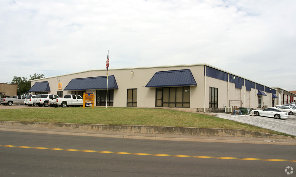 805 Secretary Dr, Arlington, TX for lease - Building Photo - Image 2 of 4