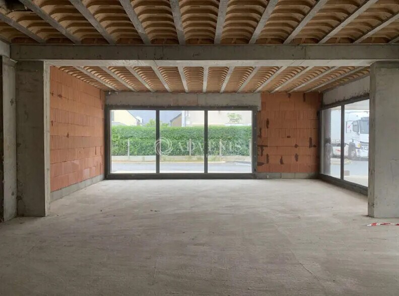 Retail in Les Montils for lease - Interior Photo - Image 2 of 6