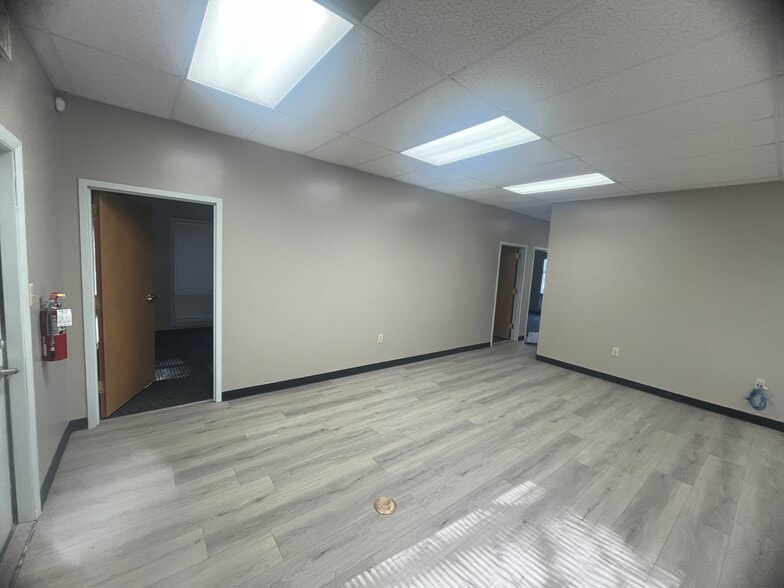 3715 University Dr, Durham, NC for lease - Interior Photo - Image 2 of 10