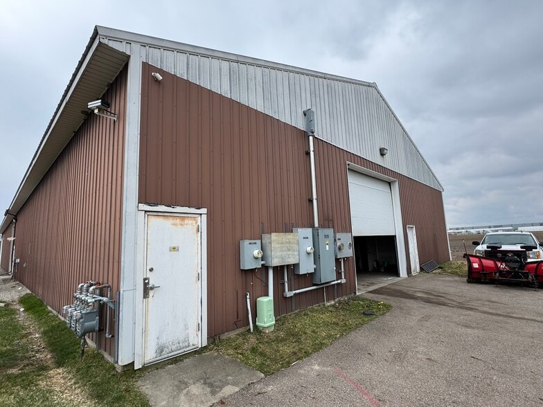 16410 Grove Rd, Lansing, MI for lease - Building Photo - Image 3 of 10