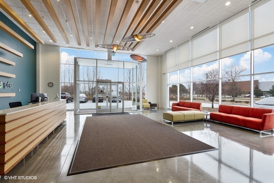 3785 Pheasant Ridge Dr NE, Blaine, MN for sale - Interior Photo - Image 1 of 1