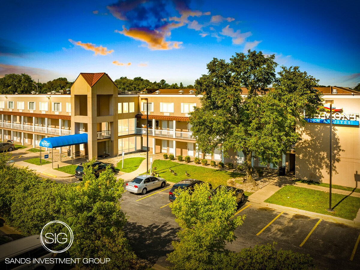 9400 Blairwood Rd, Louisville, KY 40222