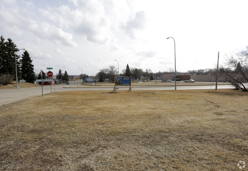 1115 10th St SE, Jamestown, ND for sale - Primary Photo - Image 1 of 1