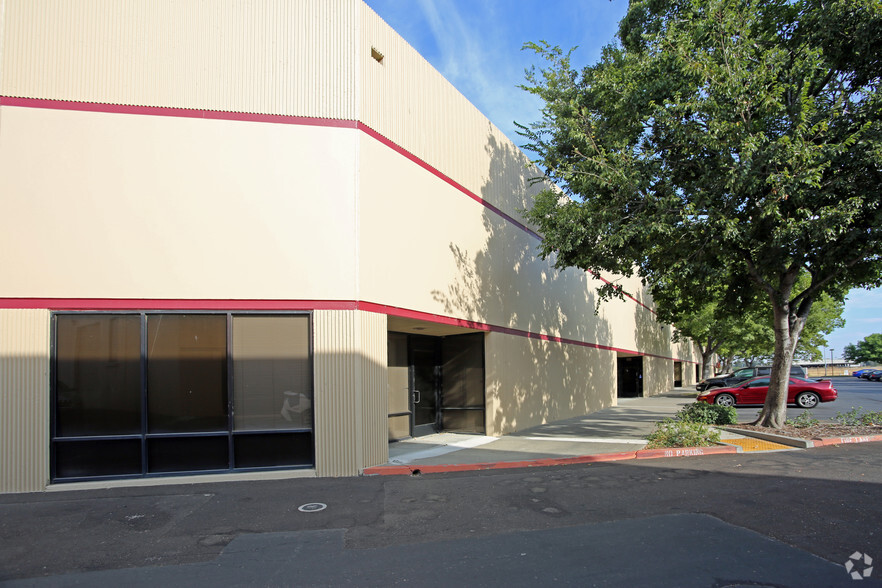 910 Striker Ave, Sacramento, CA for lease - Building Photo - Image 2 of 12