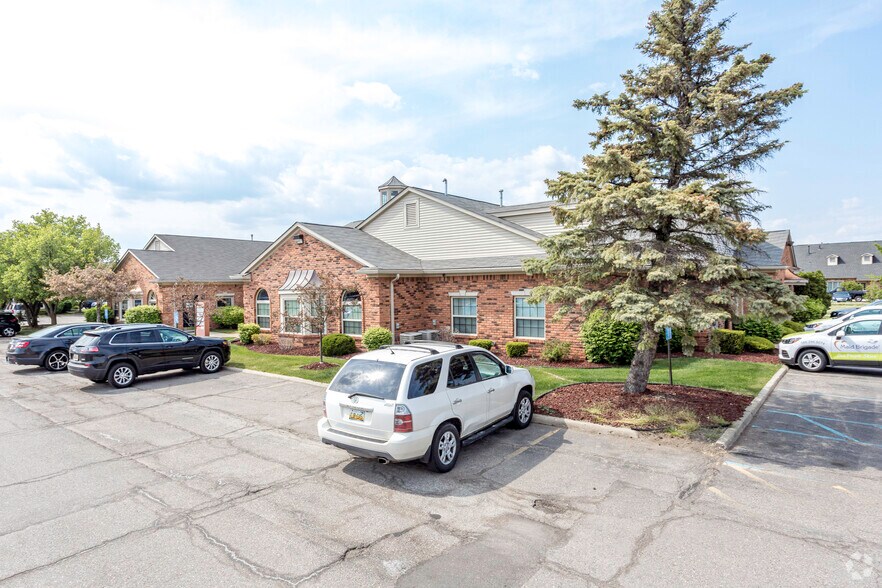 42657 Garfield Rd, Clinton Township, MI 48038