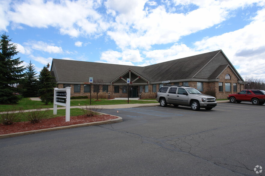 231 W Lake Lansing Rd, East Lansing, MI for lease - Building Photo - Image 2 of 3