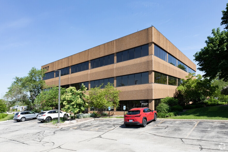 2717 N Grandview Blvd, Waukesha, WI for lease - Primary Photo - Image 1 of 18