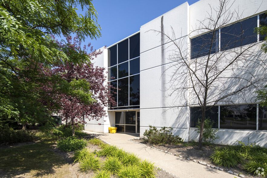 25 Grand Marshall Dr, Toronto, ON for lease - Building Photo - Image 3 of 5