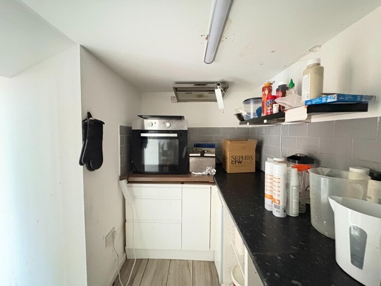 1 Oldfield Ln, Heckmondwike for lease - Interior Photo - Image 3 of 8