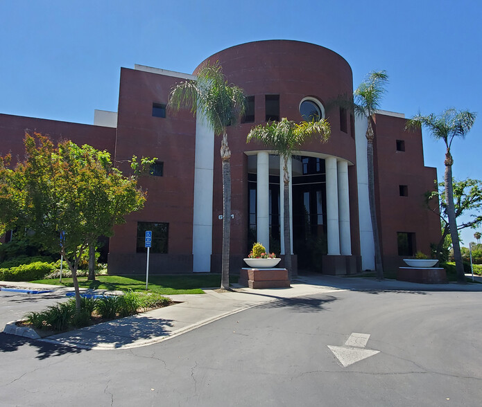 6121 N Thesta St, Fresno, CA for lease - Building Photo - Image 1 of 2