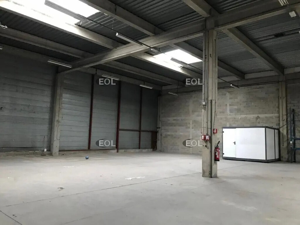 Location Local d'activités 817 m² - Photo 1