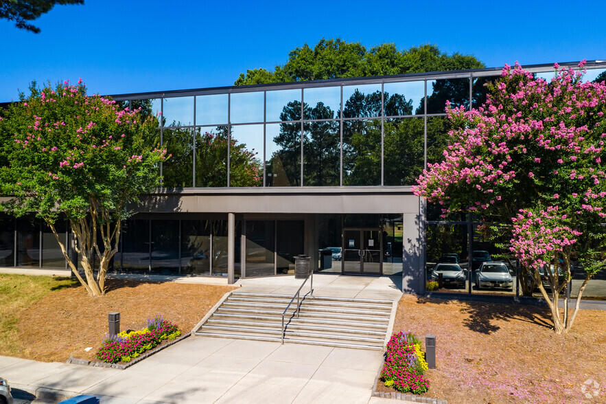 6075 The Corners Pky, Peachtree Corners, GA for lease - Primary Photo - Image 1 of 39