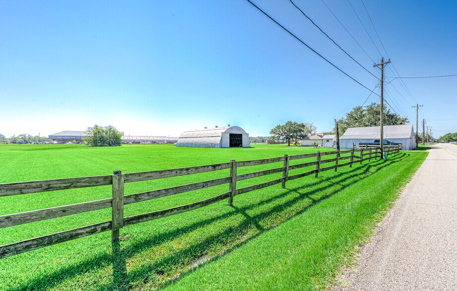 5415 1st, Danbury, TX 77534