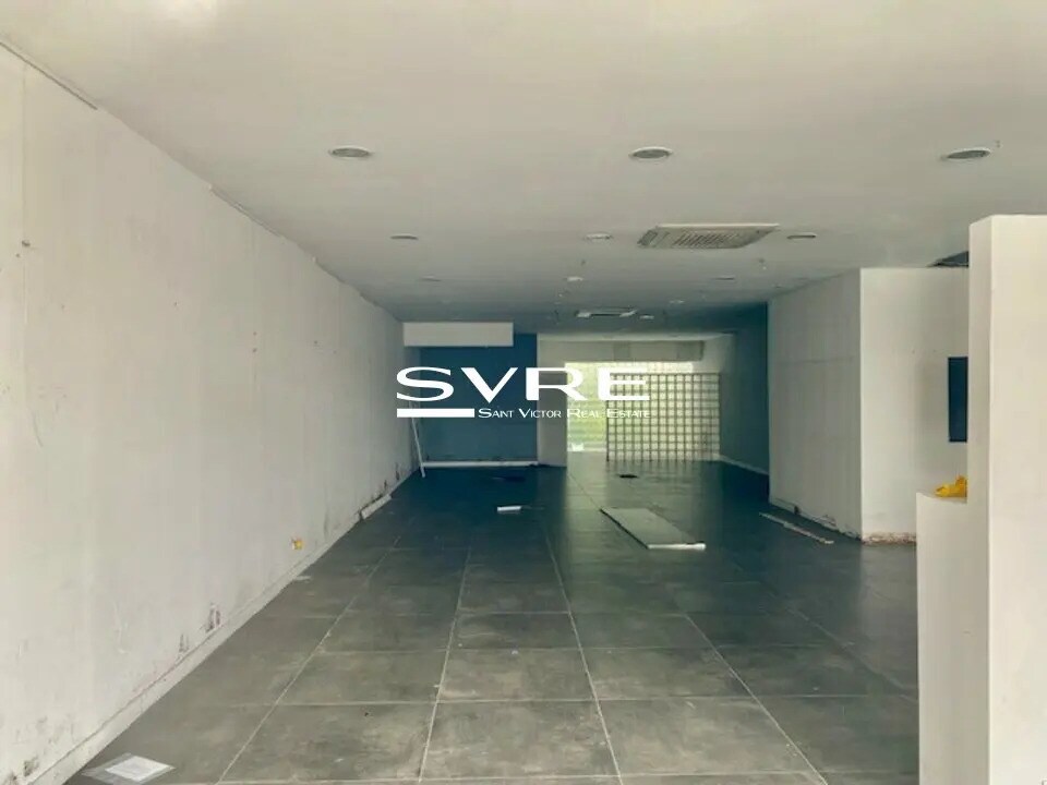 Retail in Marseille for lease Interior Photo- Image 1 of 3