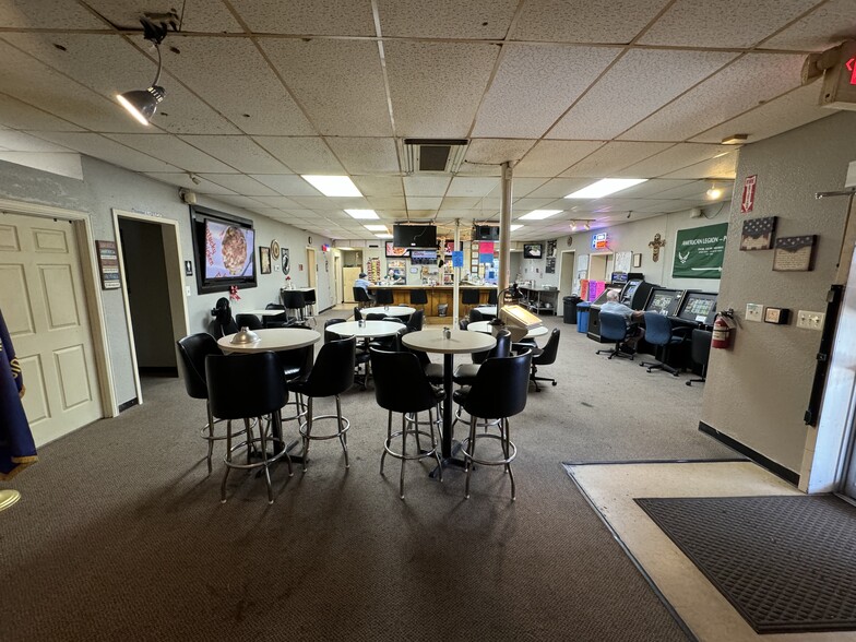 1109-1137 Burton Hill Rd, Fort Worth, TX for lease - Interior Photo - Image 2 of 15