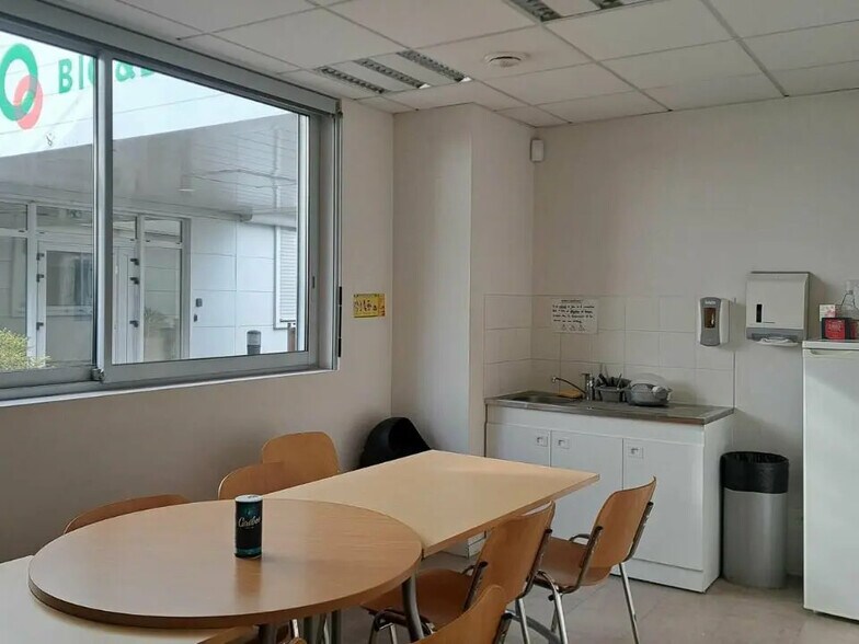 Office in Créteil for lease - Building Photo - Image 2 of 3